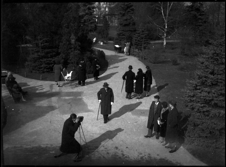 8a. Imre Kinszki, Fénykép készül a parkban, sétáló emberek (« Une photographie se prépare dans le parc, promeneurs »), 1935 © FSZEK