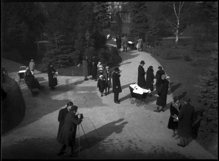 8b. Imre Kinszki, Fénykép készül a parkban, sétáló emberek (« Une photographie se prépare dans le parc, promeneurs »), 1935 © FSZEK