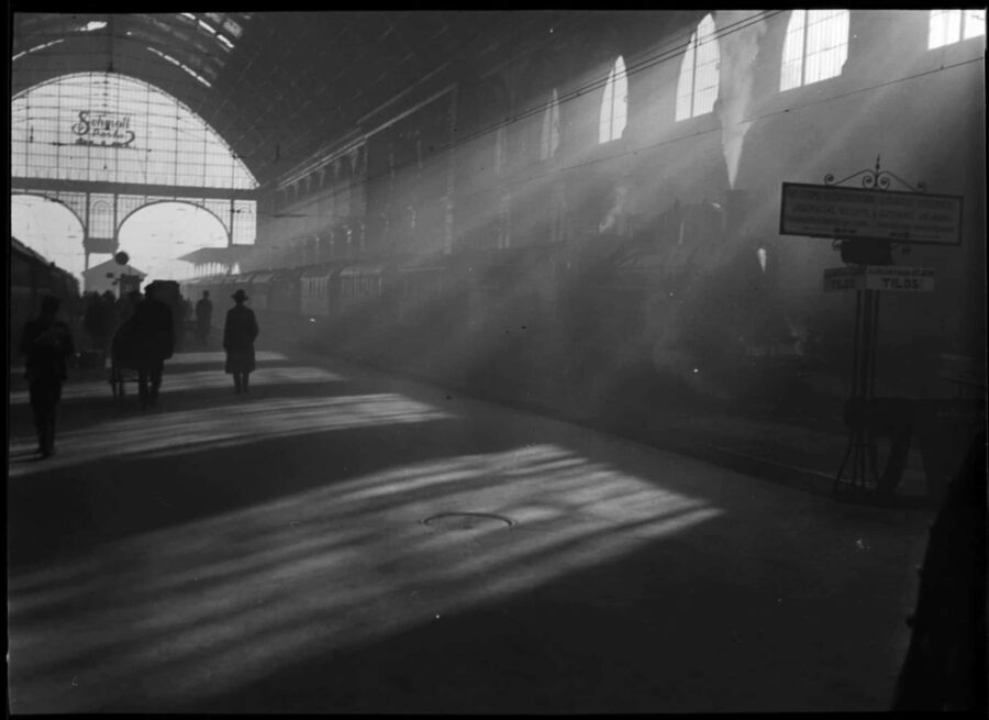 9b. Imre Kinszki, A Keleti pályaudvar várócsarnoka (« Le hall d’attente de la gare de l’Est »), 1934 © FSZEK