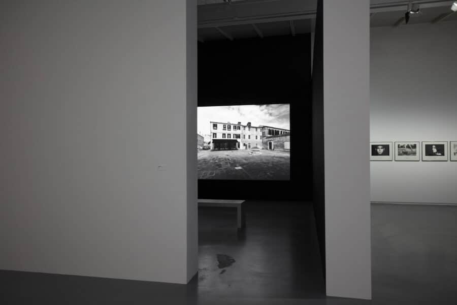 Vue de l'exposition Victor Burgin. Ça