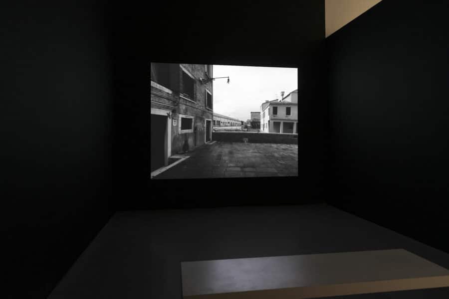 Vue de l'exposition Victor Burgin. Ça