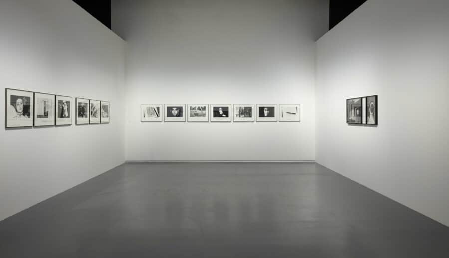 Vue de l'exposition Victor Burgin. Ça