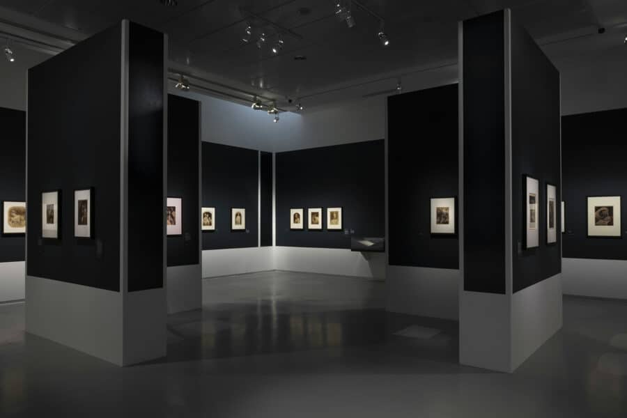 Vue de l'exposition Julia Margaret Cameron. Capturer la beauté