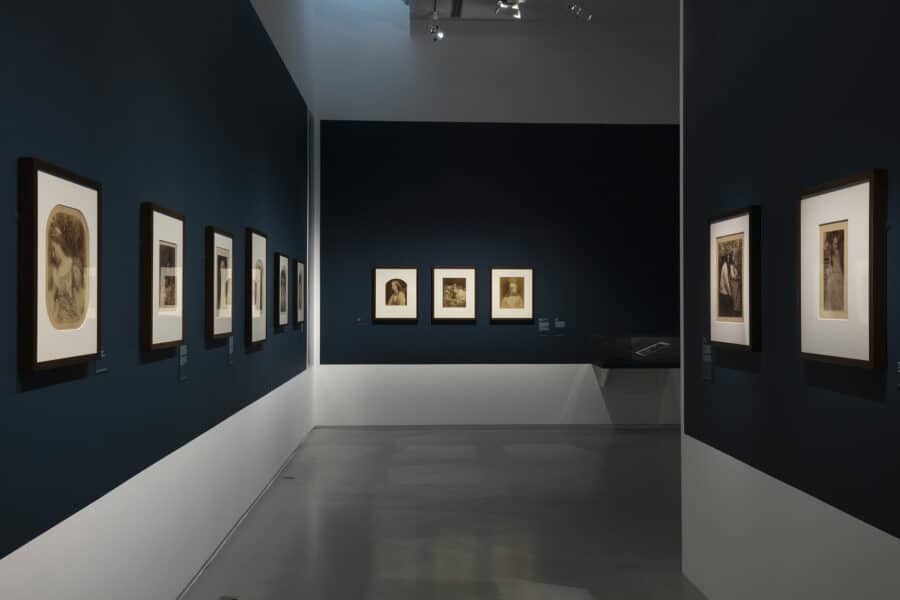 Vue de l'exposition Julia Margaret Cameron. Capturer la beauté