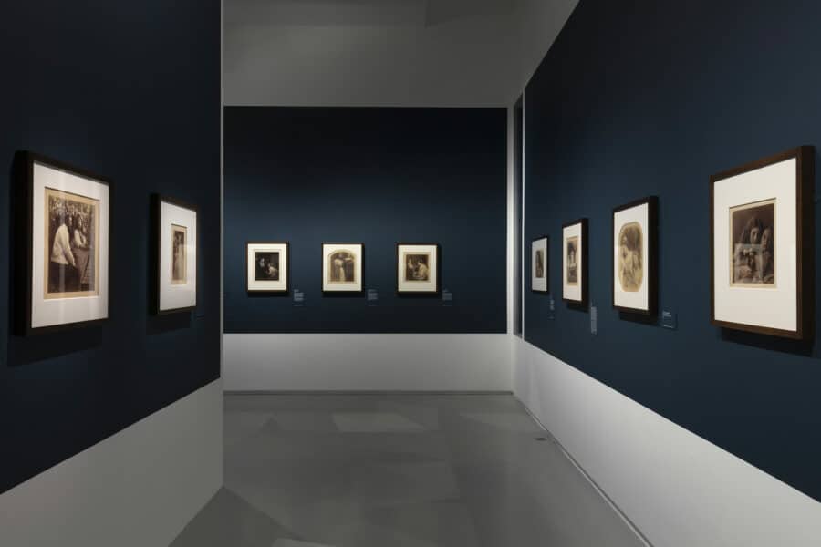 Vue de l'exposition Julia Margaret Cameron. Capturer la beauté
