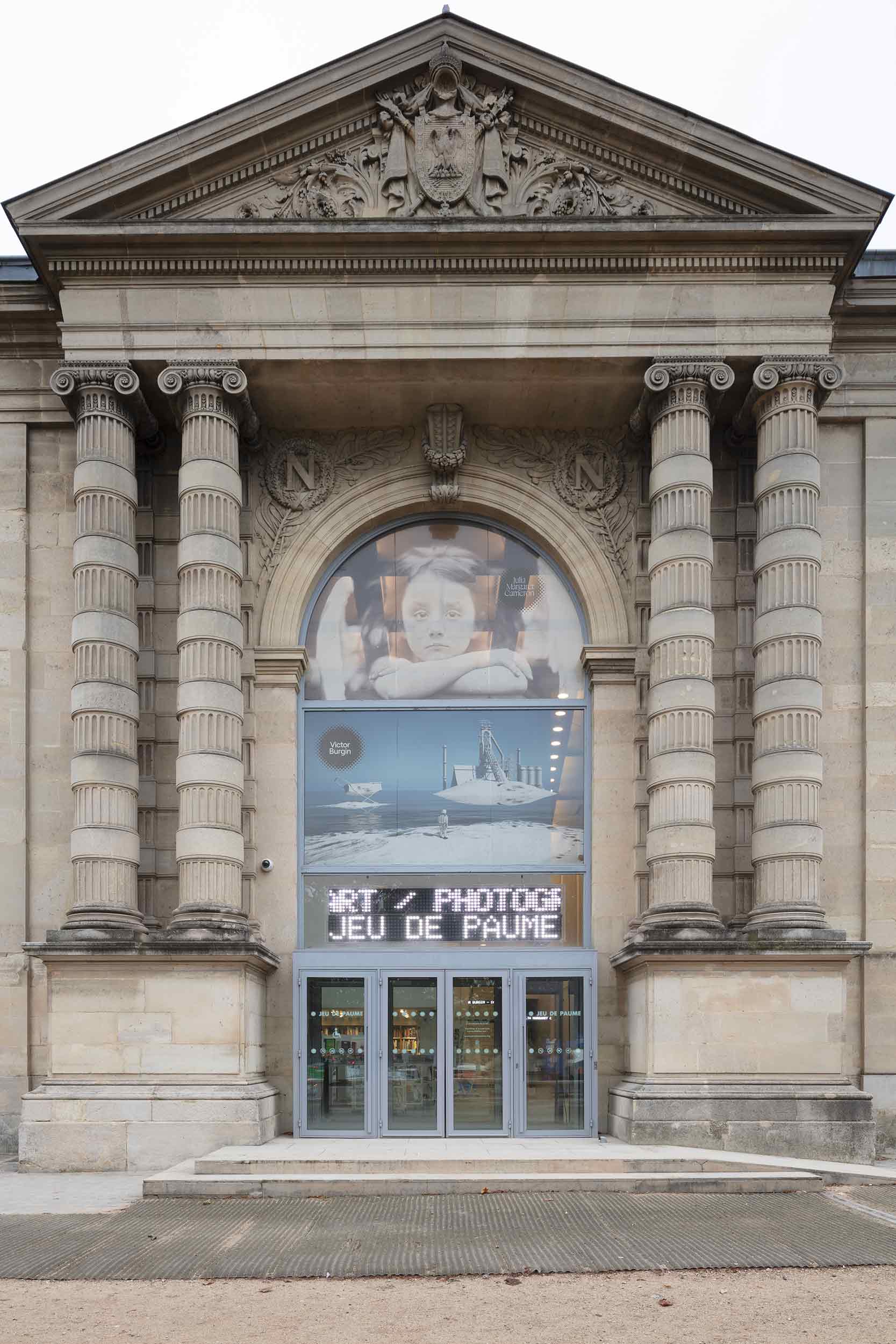 Vue de la façade ouest du Jeu de Paume pendant les expositions <em>Julia Margaret Cameron. Capturer la beauté</em> et <em>Victor Burgin. Ça</em>