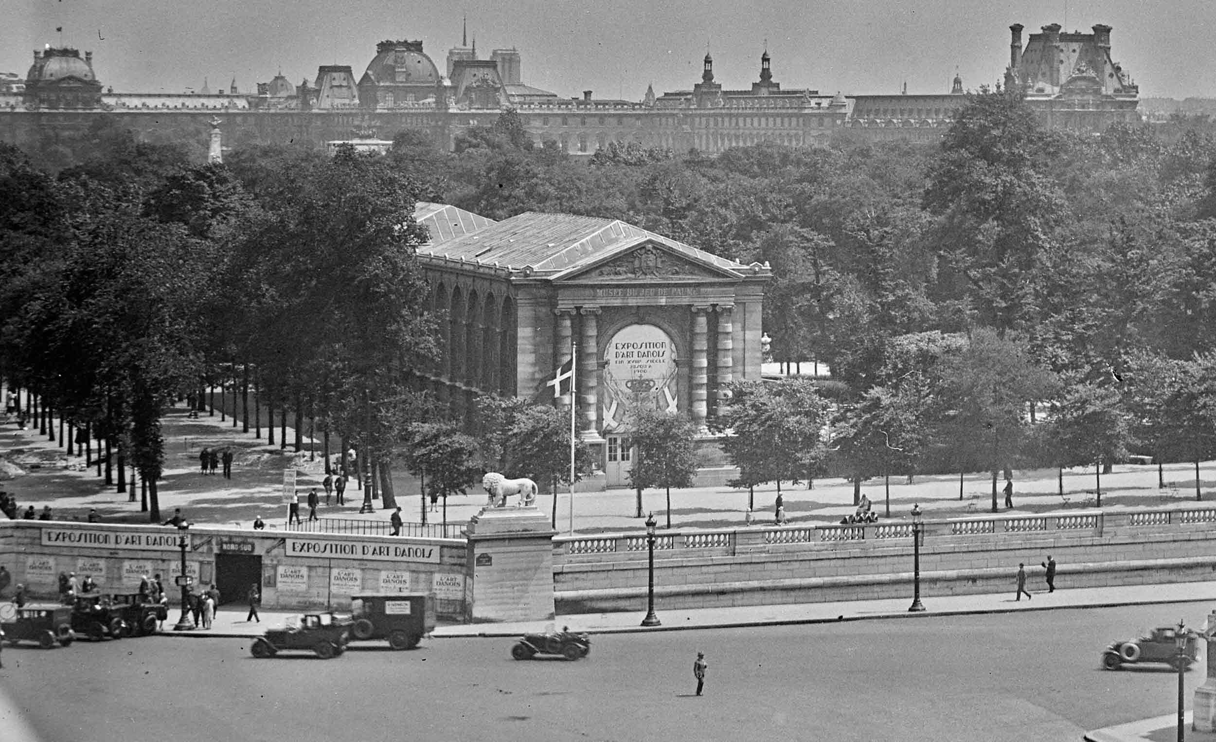 Tuileries, vue sur la place de la Concorde et le musée du Jeu de Paume : photographie de presse