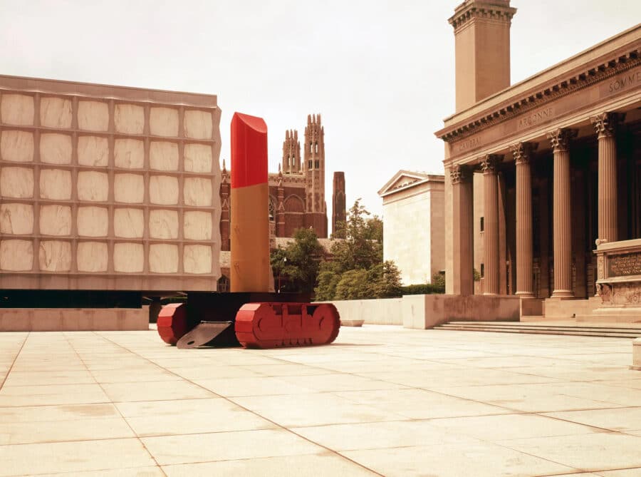 Claes Oldenburg, Lipstick (Ascending) on Caterpillar Tracks, 1969-74, Yale University. Photo © Oldenburg van Bruggen Studio – Courtesy Pace Gallery