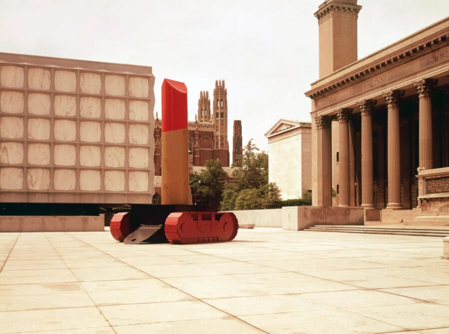 Claes Oldenburg, Rouge à lèvres (ascendant) sur chenilles Caterpillar, 1969-74, Yale University. Photo © Oldenburg van Bruggen Studio – Courtesy Pace Gallery