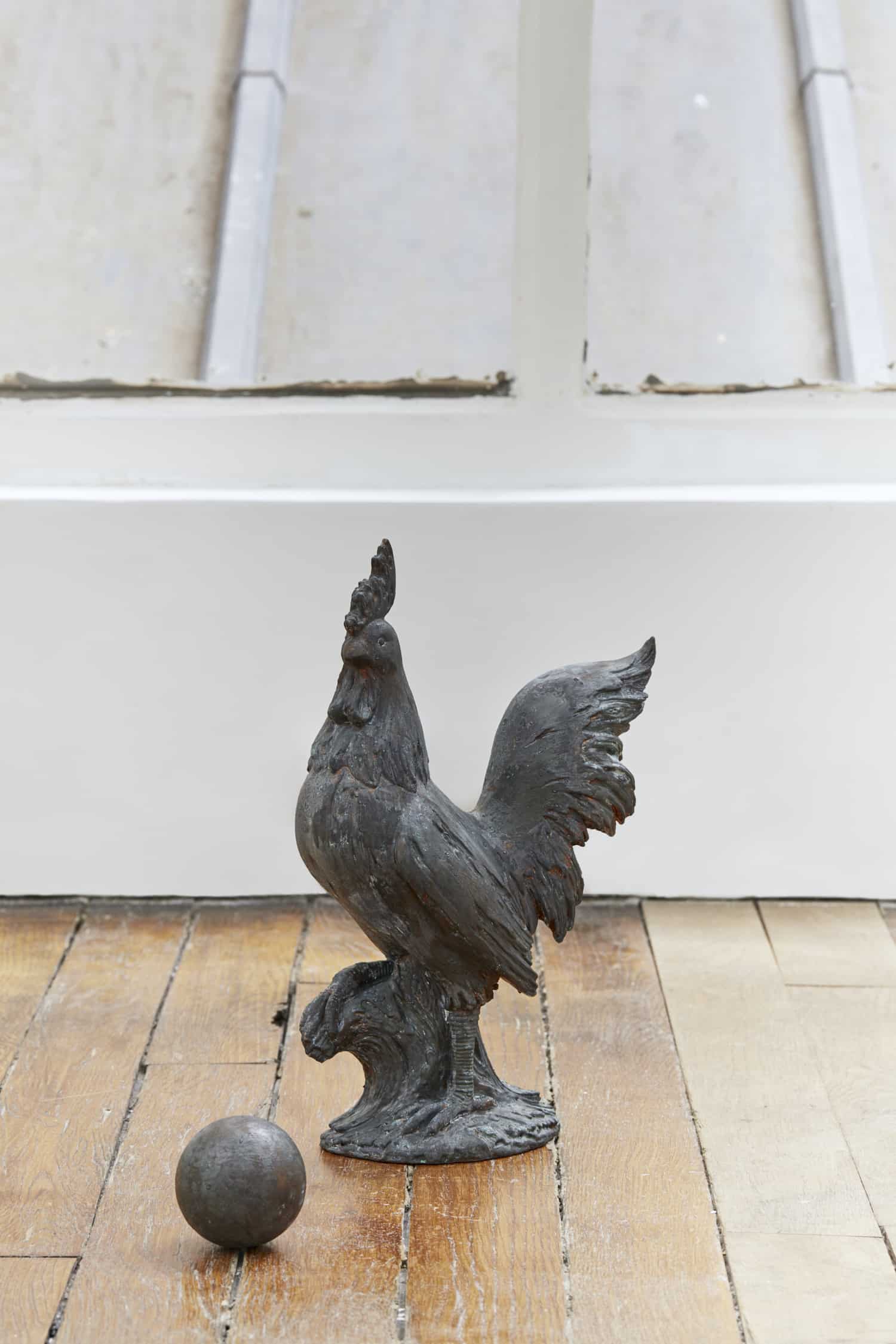 Sophie Kovel, <i>Lieu de mémoire (Coq en bronze)</i>, 2022.