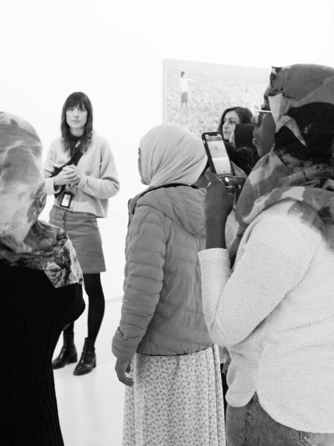 Visites des apprenantes de l'E.M.A dans l'exposition Renverser ses yeux