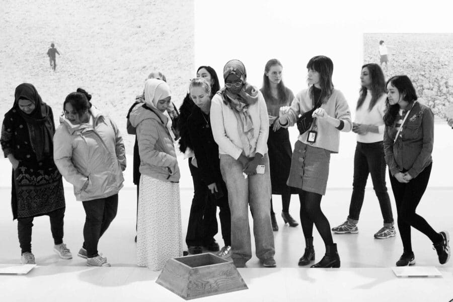 Visites des apprenantes de l'E.M.A dans l'exposition Renverser ses yeux
