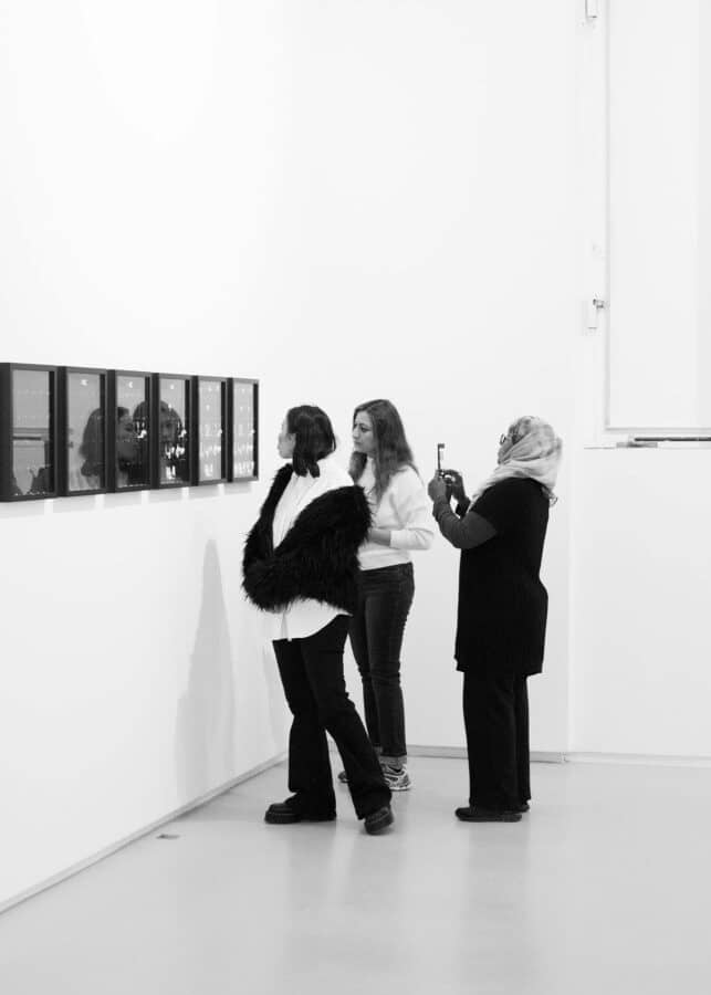 Visites des apprenantes de l'E.M.A dans l'exposition Renverser ses yeux