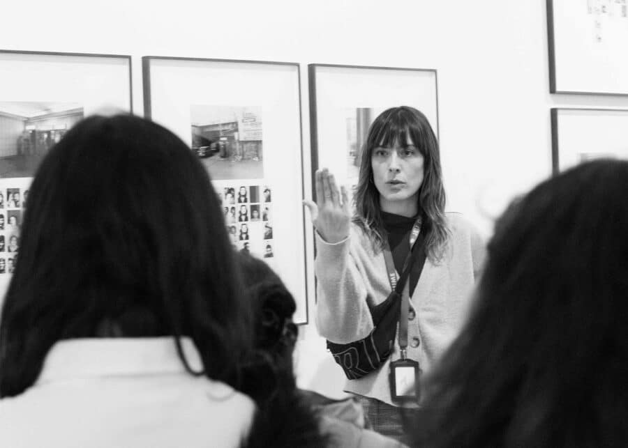 Visites des apprenantes de l'E.M.A dans l'exposition Renverser ses yeux