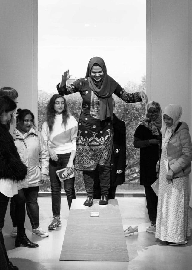 Visites des apprenantes de l'E.M.A dans l'exposition Renverser ses yeux