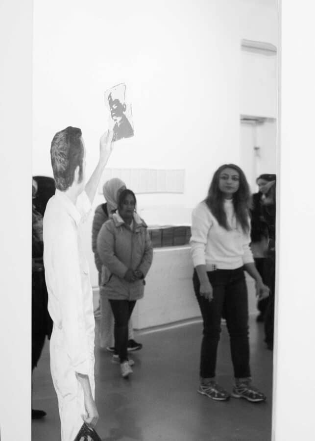 Visites des apprenantes de l'E.M.A dans l'exposition Renverser ses yeux