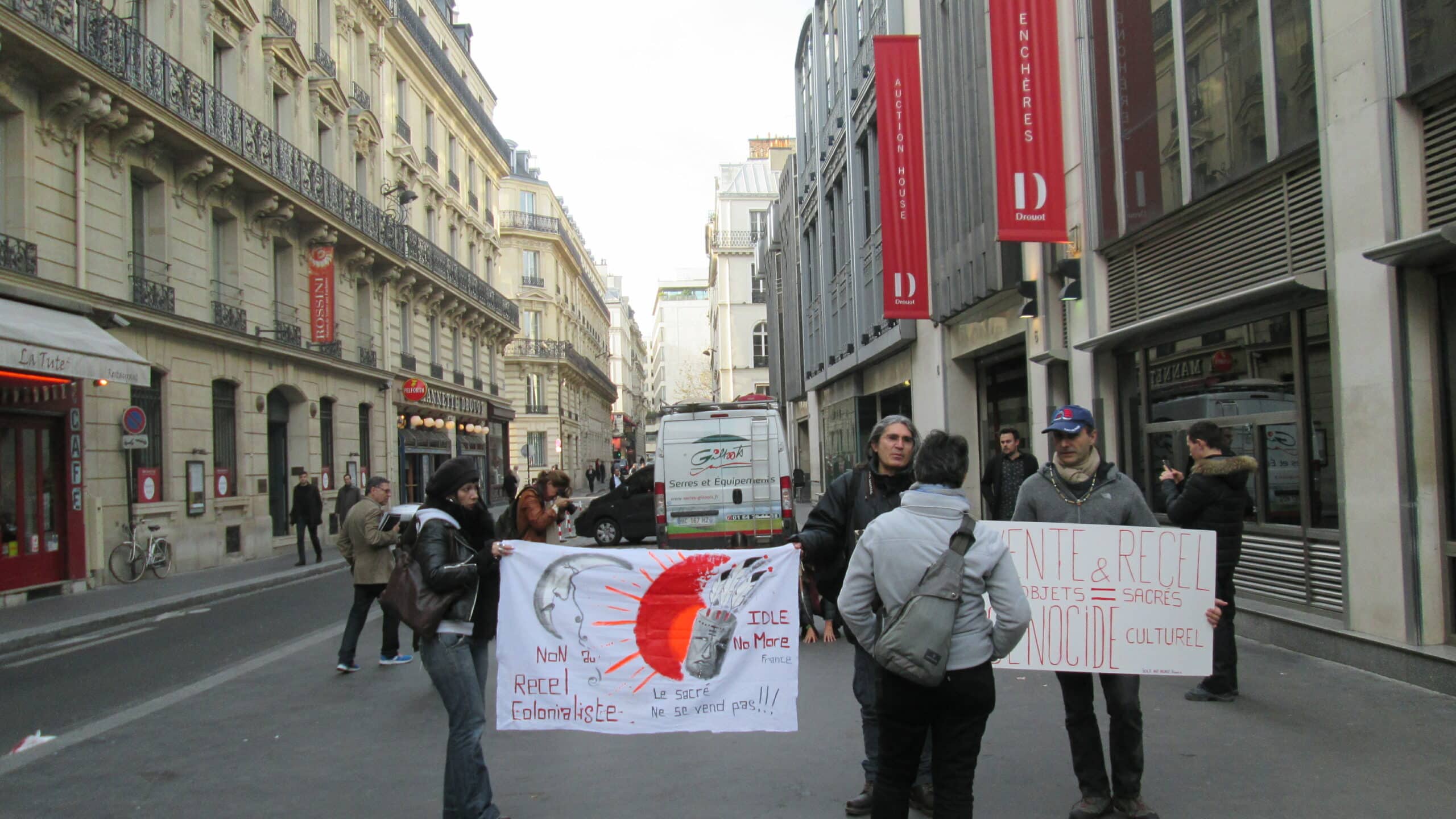 Manifestation lors d'une vente aux enchères à l'Hôtel Drout, décembre 2015. Photographie Andrew Meyer.