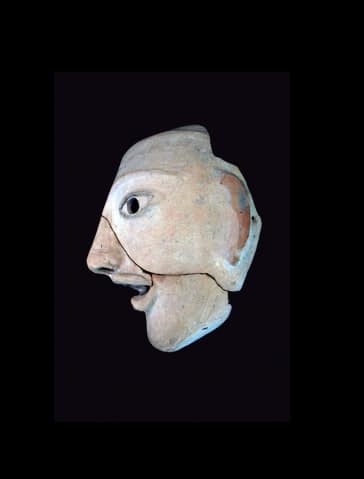 Masque de théâtre en terre cuite provenant de l'agora de Mégara Hyblaea (fin VI<sup>e</sup> s. —