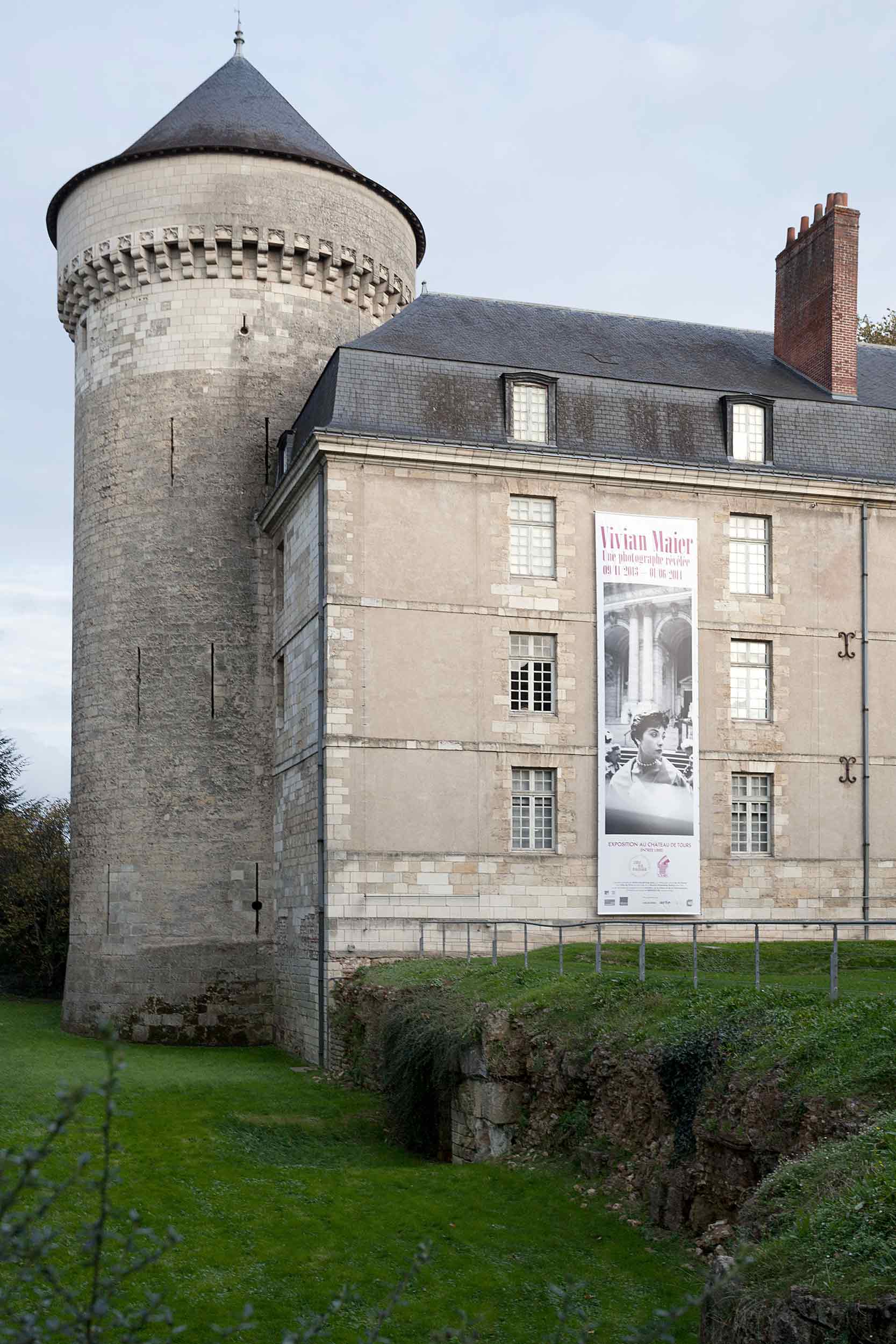 Façade du Château de Tours pendant l'exposition <em>Vivian Maier</em>