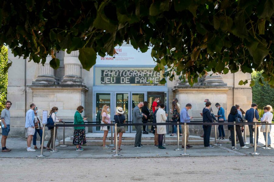 Line-up before the opening of the exhibition Masterworks of Modern Photography 1900-1940