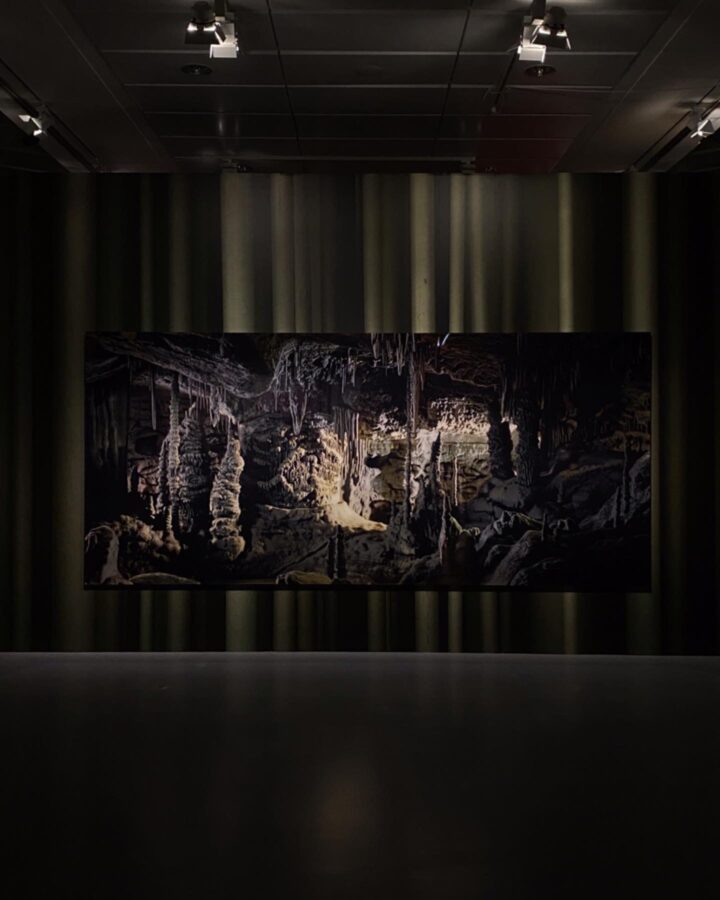 Vue de l'exposition Thomas Demand. Le bégaiement de l'histoire, du 14 février au 28 mai 2023 au Jeu de Paume, Paris.