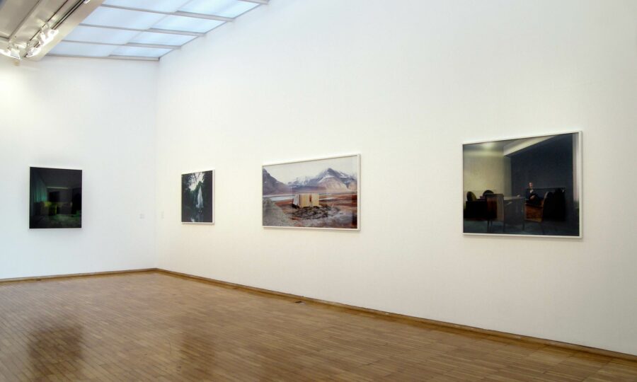 Vue de l'exposition Croiser des mondes. Aspects du document contemporain