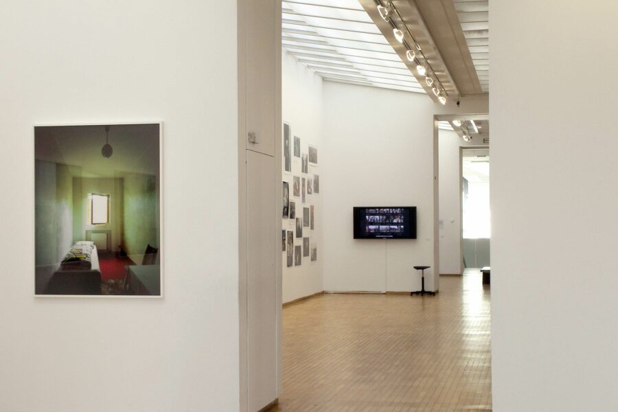 Vue de l'exposition Croiser des mondes. Aspects du document contemporain.