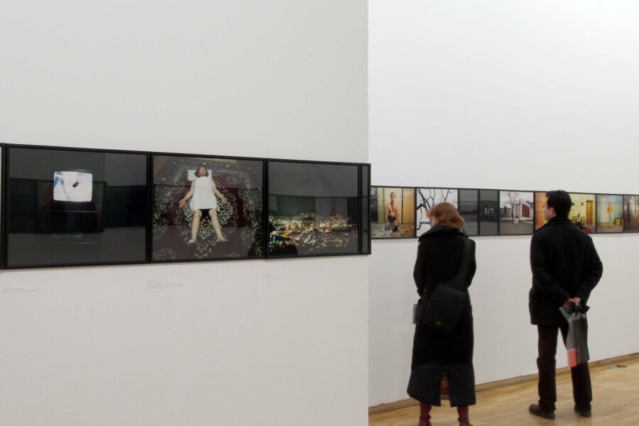 Vue de l'exposition Croiser des mondes. Aspects du document contemporain