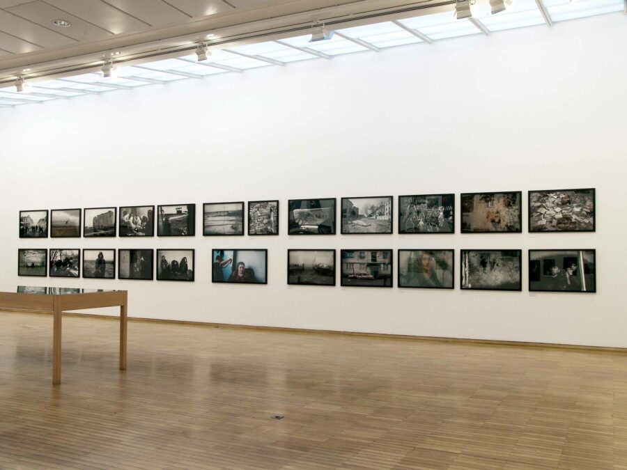 Vue de l'exposition Croiser des mondes. Aspects du document contemporain