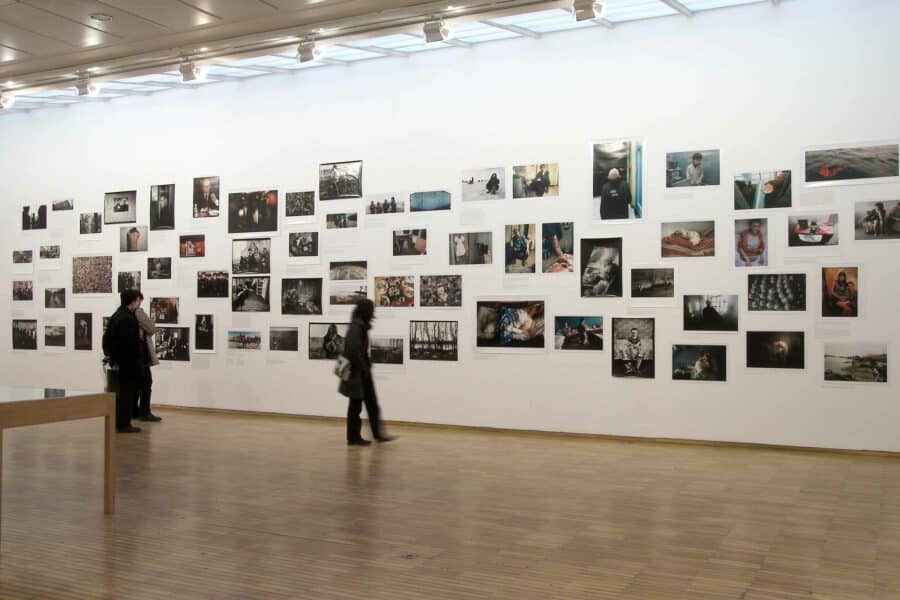 Vue de l'exposition Croiser des mondes. Aspects du document contemporain