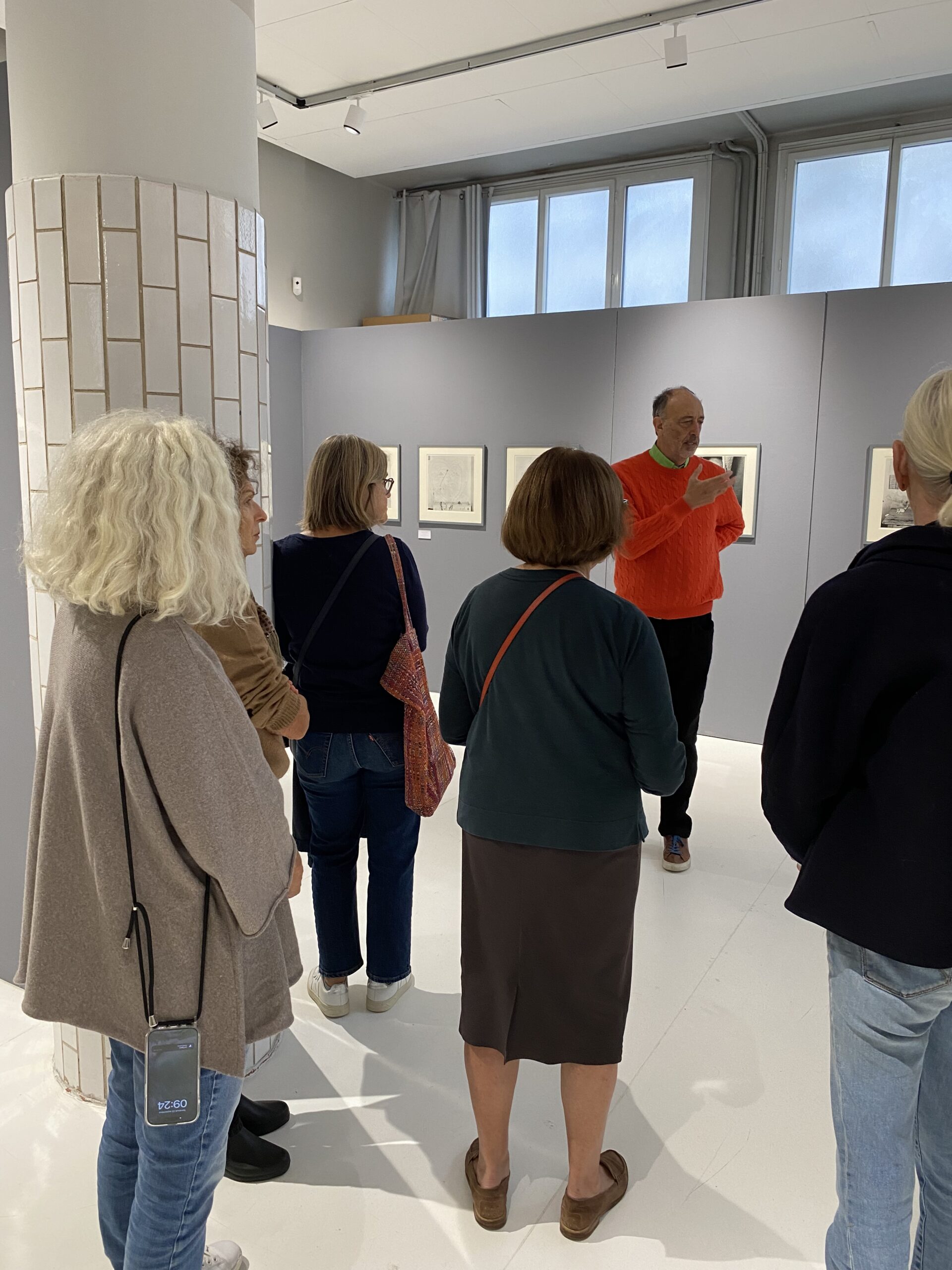 Visite des Bienfaiteurs et Donateurs en compagnie de Roger Ballen à l’occasion de son exposition <em>ENIGMA</em>, à les Douches la galerie, Françoise Morin