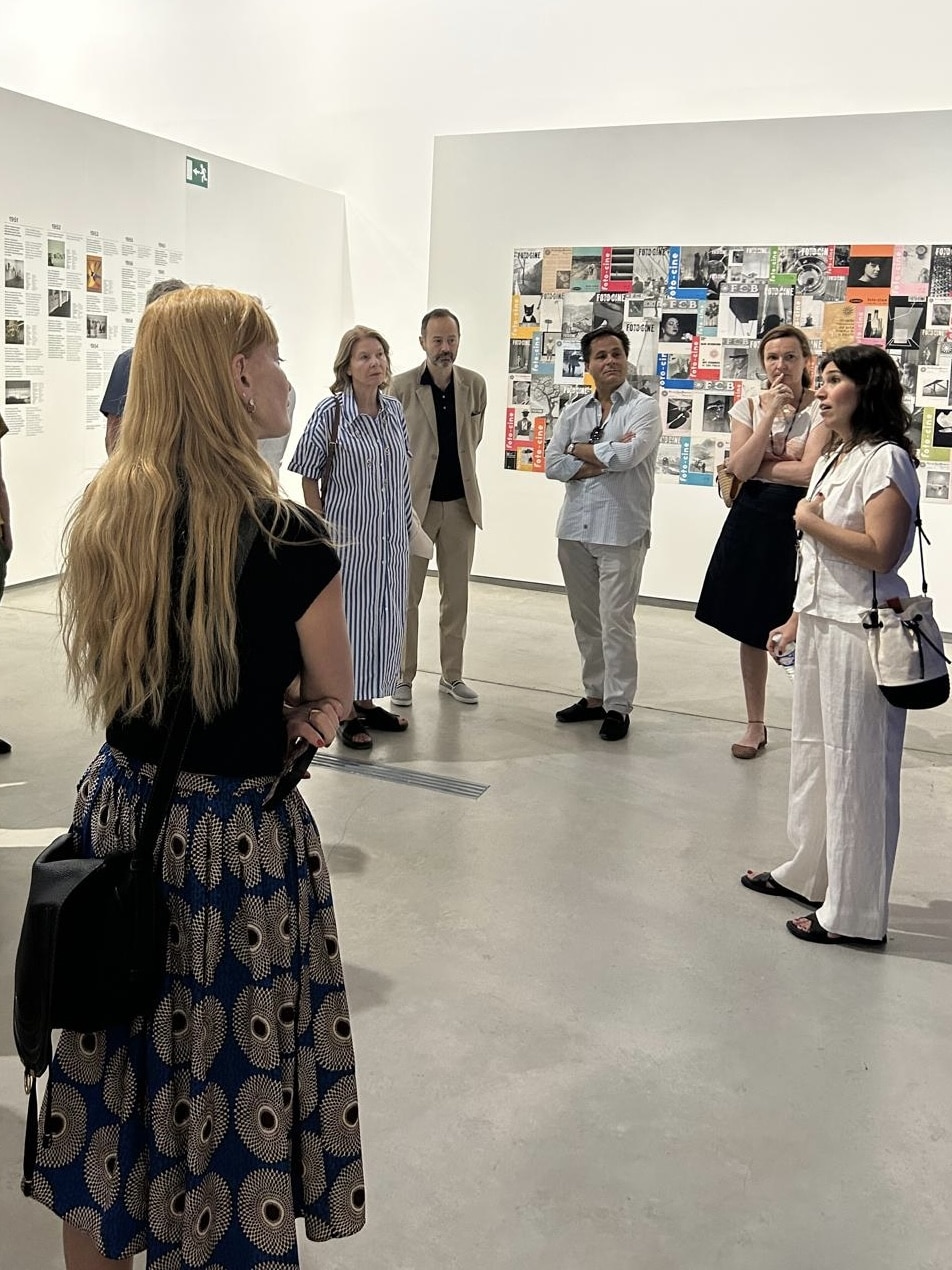 Voyage des Bienfaiteurs lors des Rencontres d’Arles en compagnie de Quentin Bajac – avec la commissaire Marcella Legrand Marer – juillet 2025