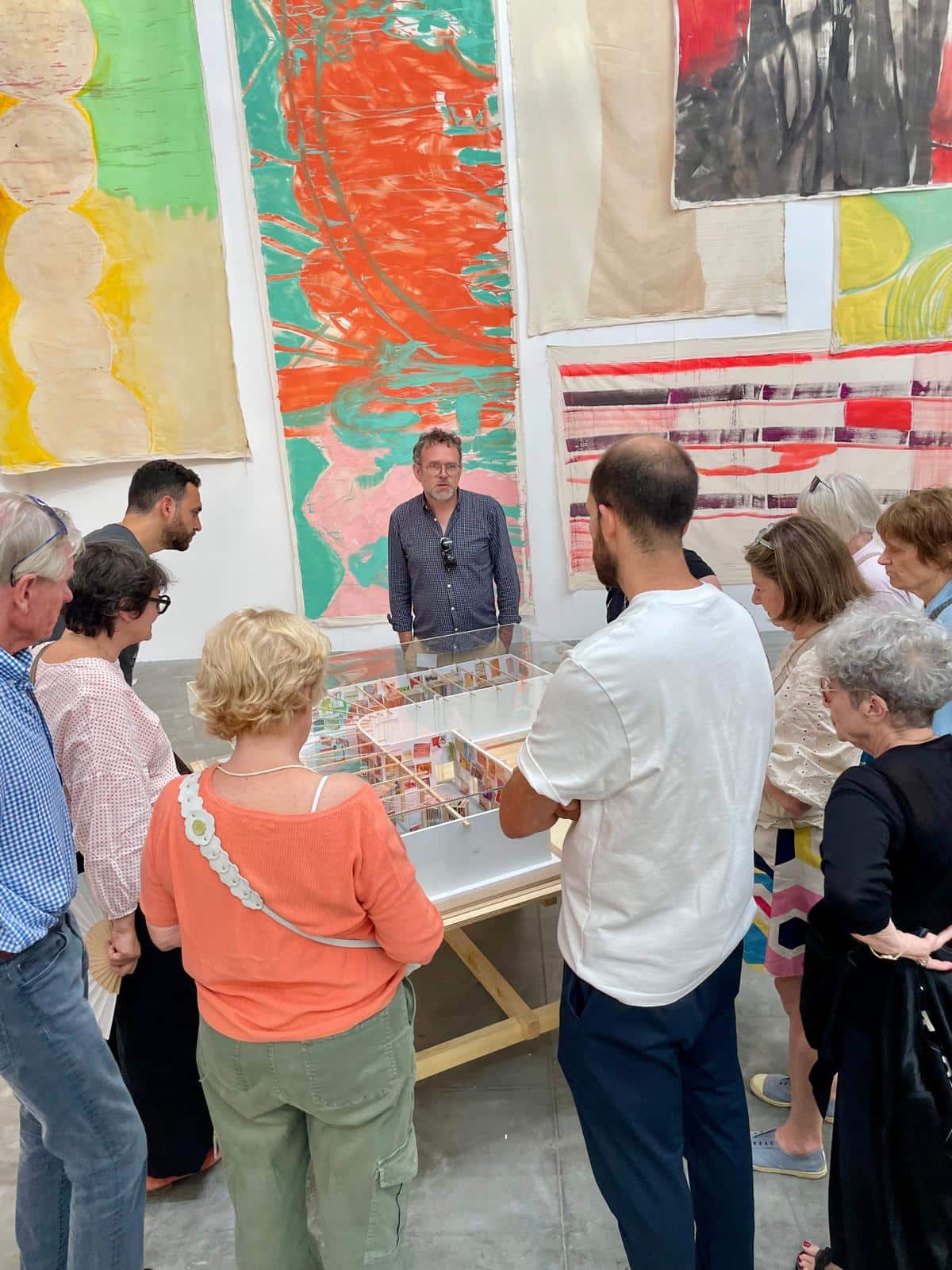 Visite de l’exposition “Disco” de Vivian Suter, en compagnie du commissaire François Piron – juillet 2025
