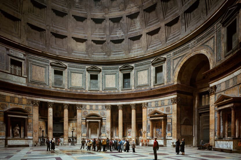 Vue intérieure du Panthéon à Rome en 1990, montrant la rotonde ornée de marbres, de colonnes et de chapelles, avec un groupe de visiteurs au centre.