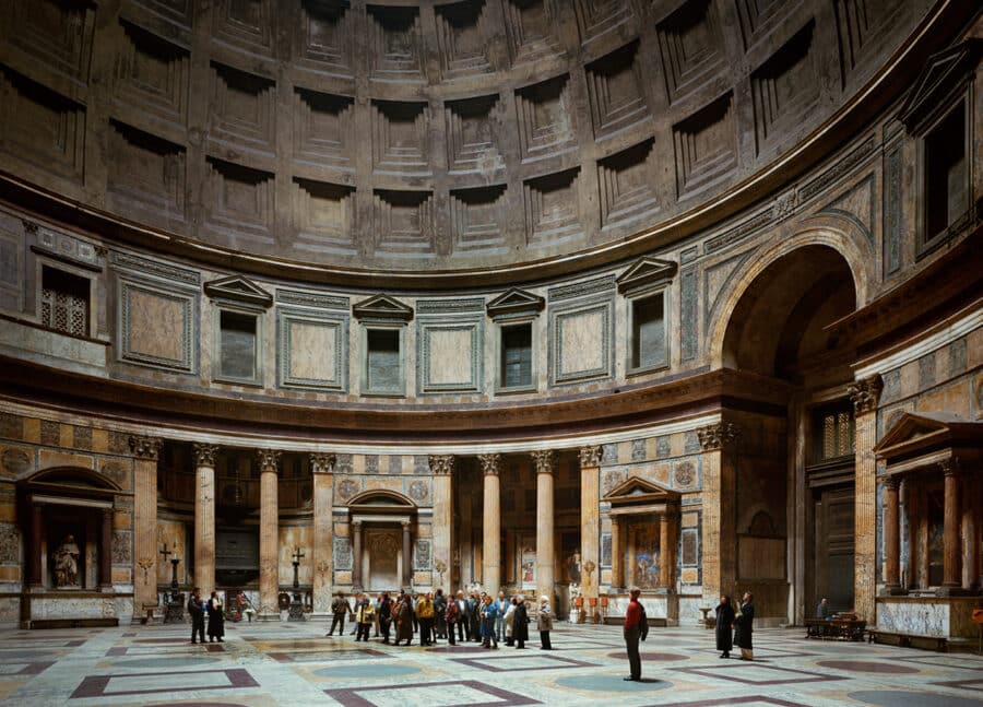 Vue intérieure du Panthéon à Rome en 1990, montrant la rotonde ornée de marbres, de colonnes et de chapelles, avec un groupe de visiteurs au centre.