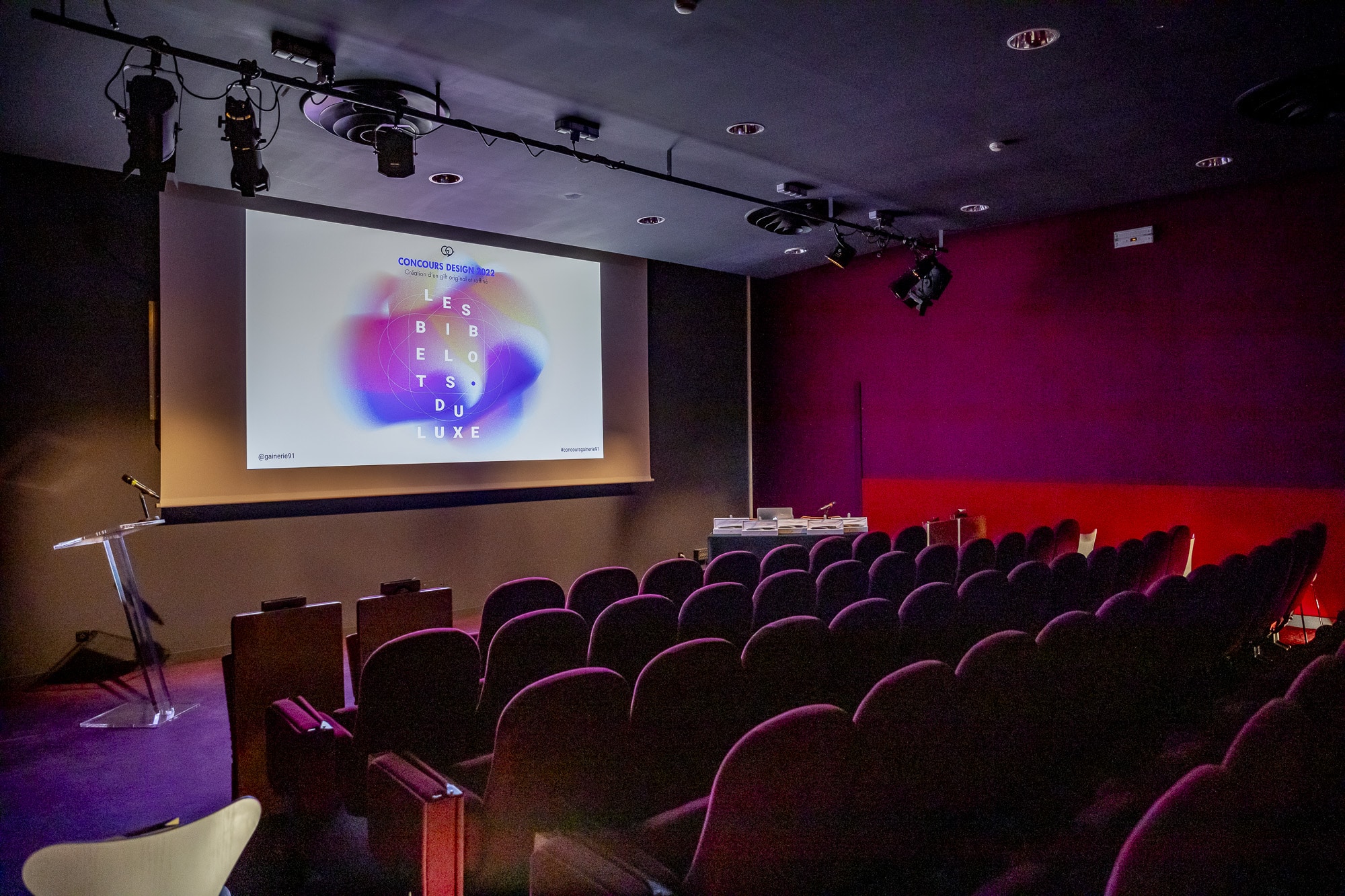 Salle de cinéma avec un public assis devant l’écran