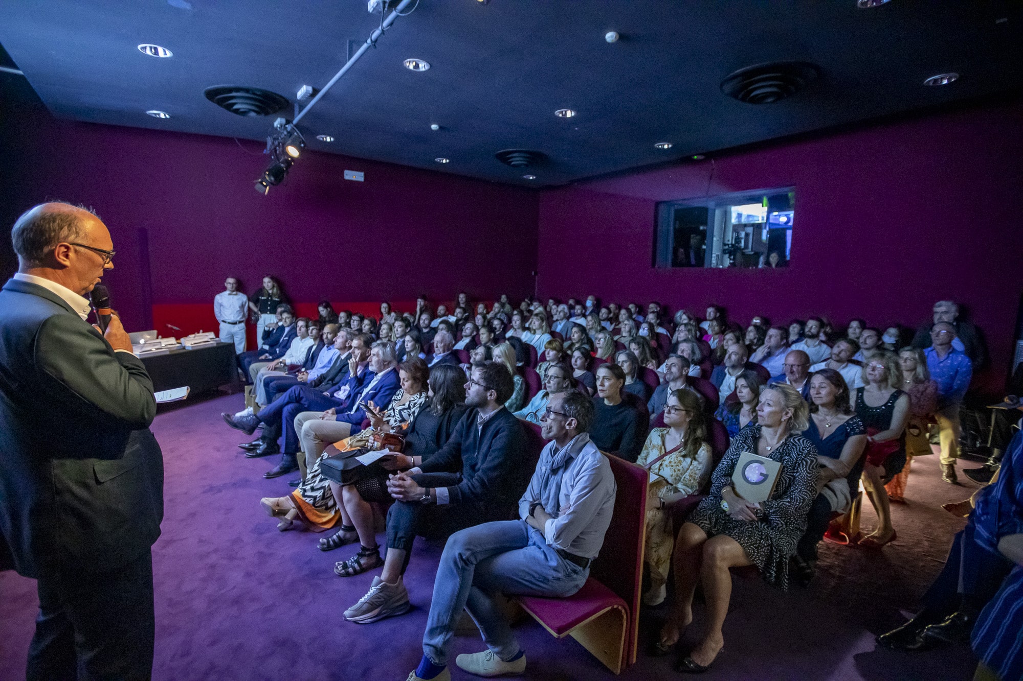 Salle de cinéma avec un public assis devant l’écran