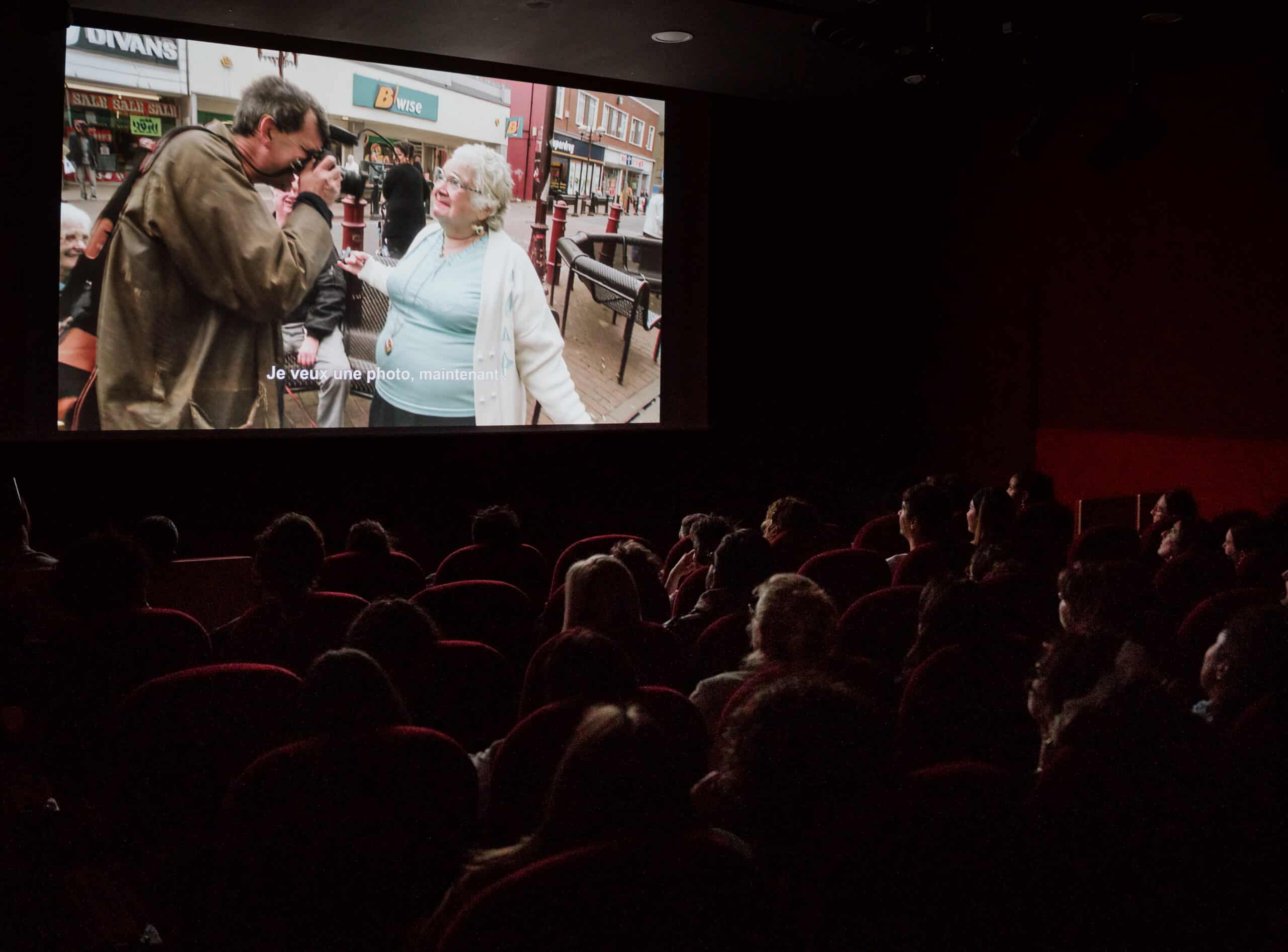 Salle de cinéma avec un public assis devant l’écran