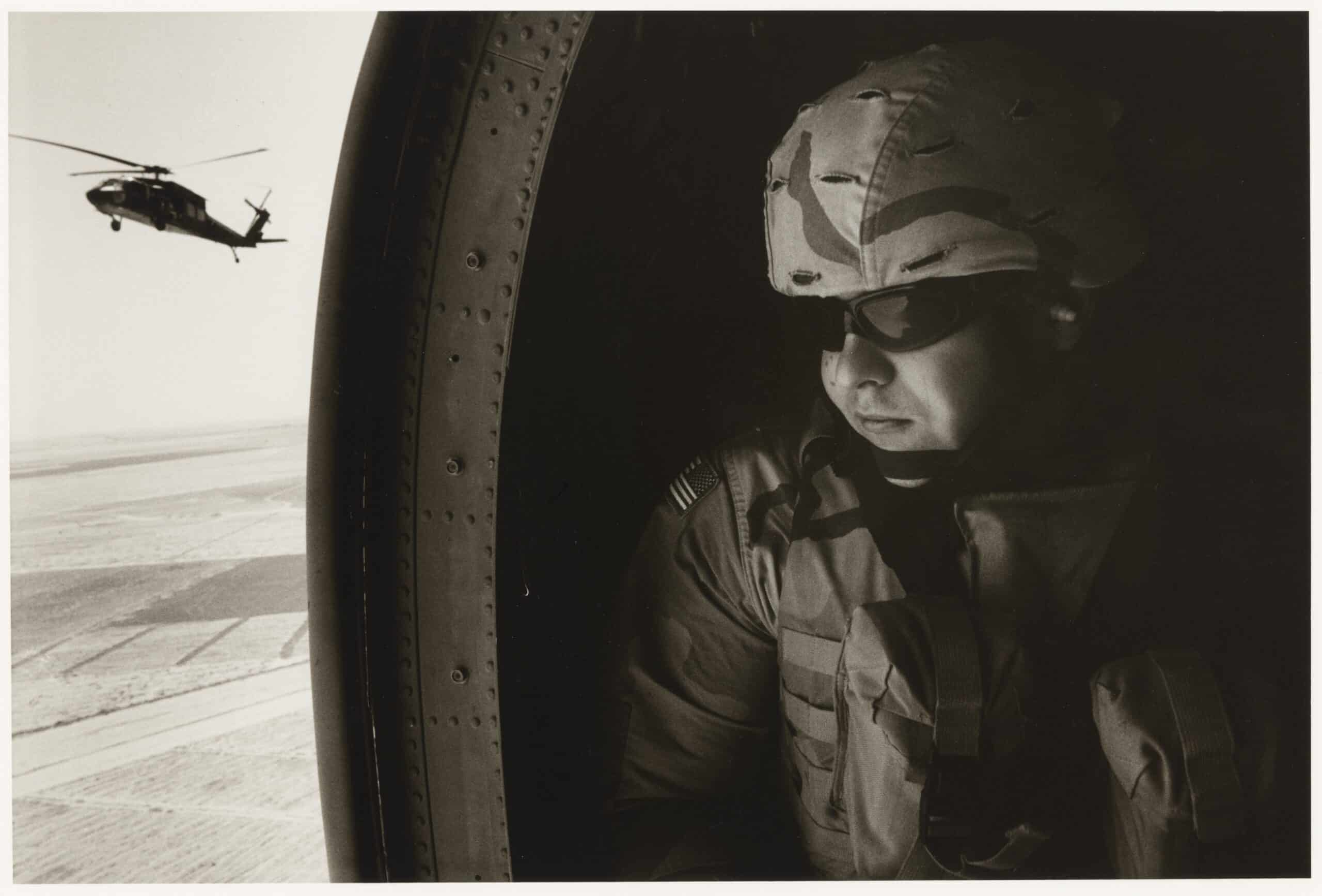 « Hélicoptère Blackhawk survolant la province de Tikrit. “La balade en Blackhawk, je l’adore et je la déteste à la fois”, explique un colonel. “Pour tous mes hommes, c’est la récompense. Une récompense qu’ils paient toujours au prix fort en cas d’attaque.” » Irak, juillet 2005