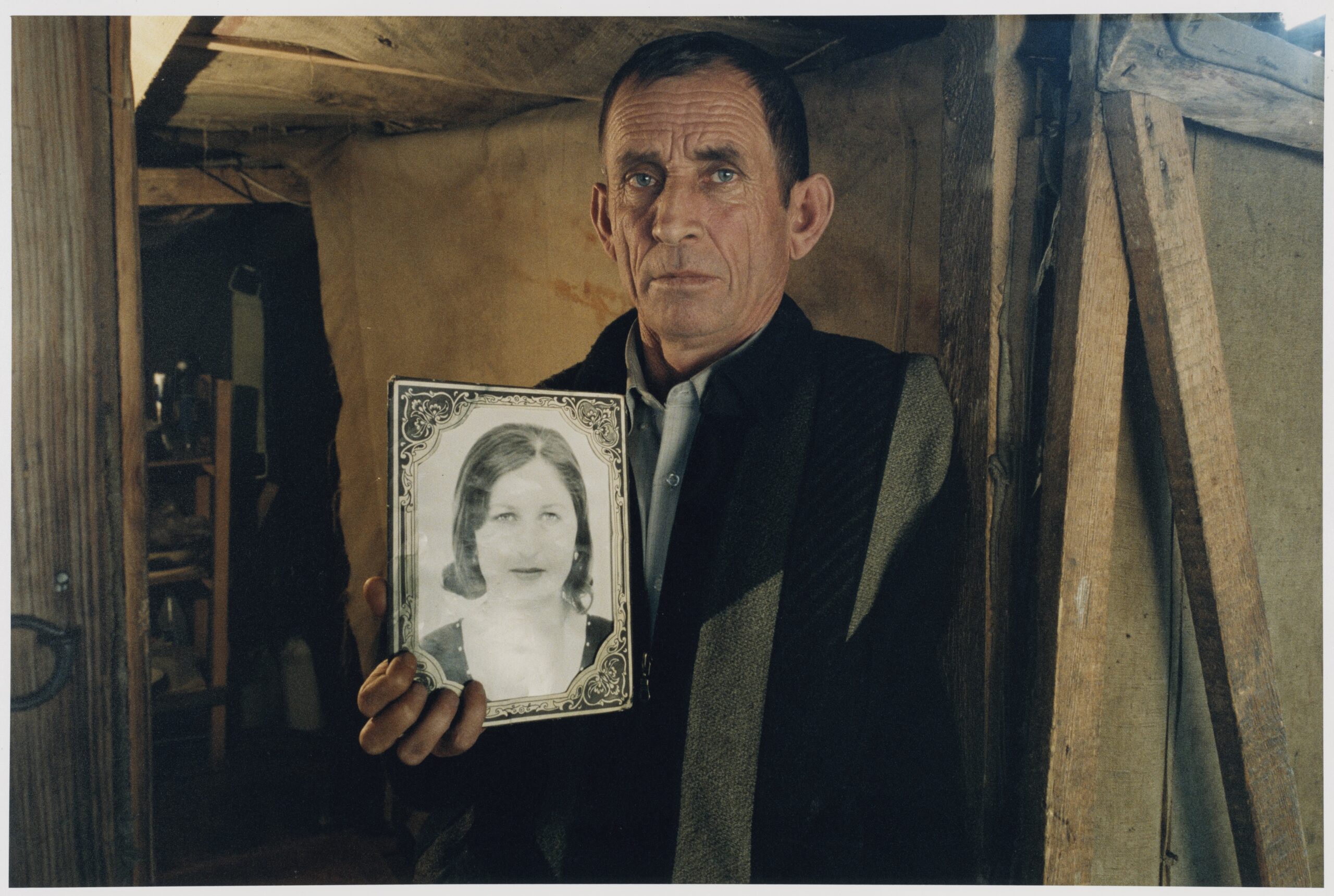 « Père présentant le portrait de sa fille enlevée, violée et assassinée par l’armée russe. » Russie, janvier 2003