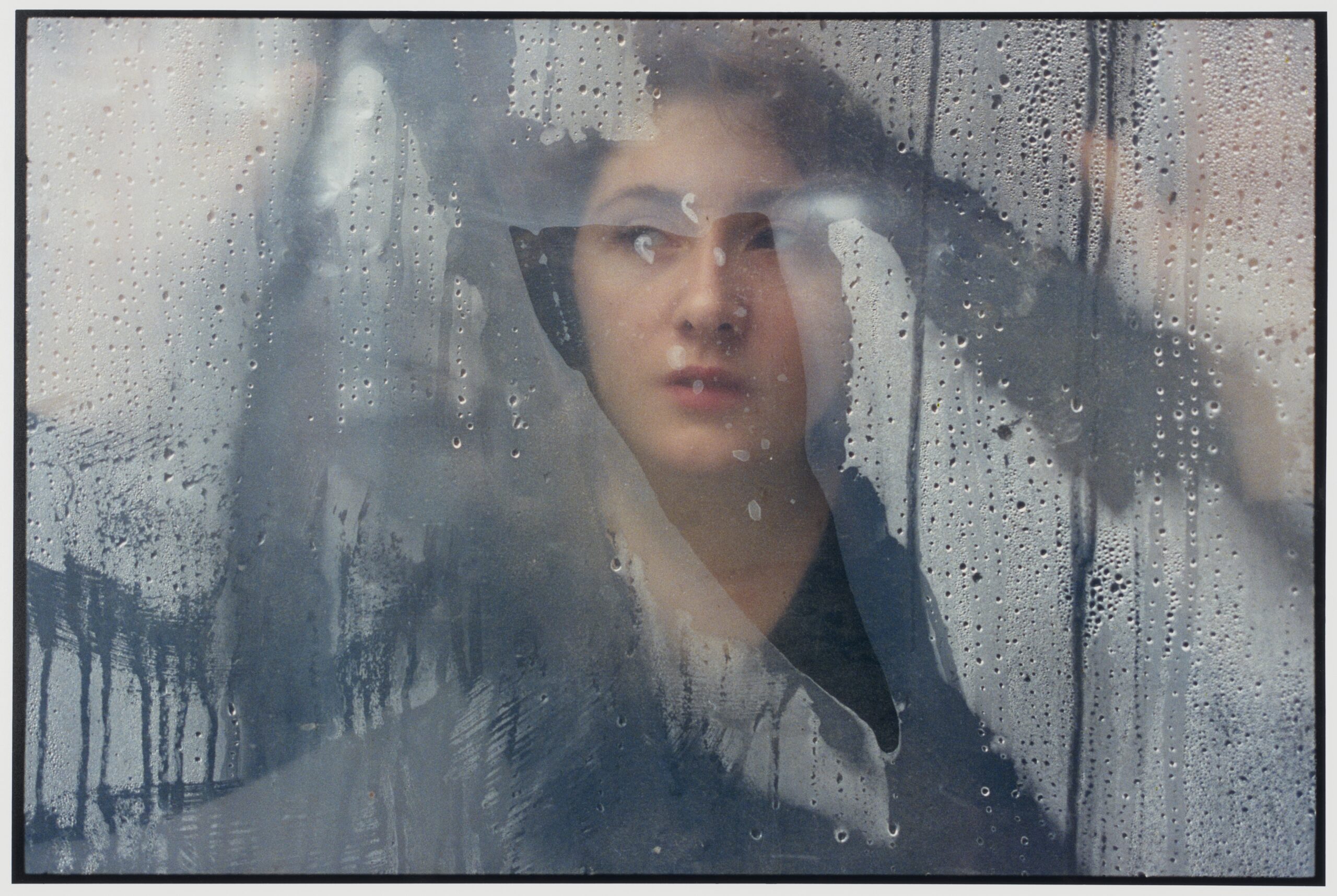 « Depuis la mort de son enfant, Zelina passe des heures à la fenêtre à regarder dans le vide. Elle dit se sentir comme morte – si seulement la mort pouvait se dépêcher de l’emporter. » Grozny, Tchétchénie, avril 2001