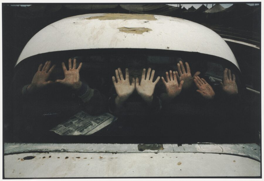 Enfants jouant dans une voiture au milieu des tentes, camp Sputnik, Sleptovsk, Ingouchie, juin 2000