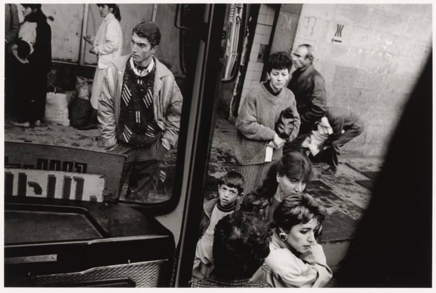 Réfugiés en transit dans une gare routière, Erevan, Arménie, 1994