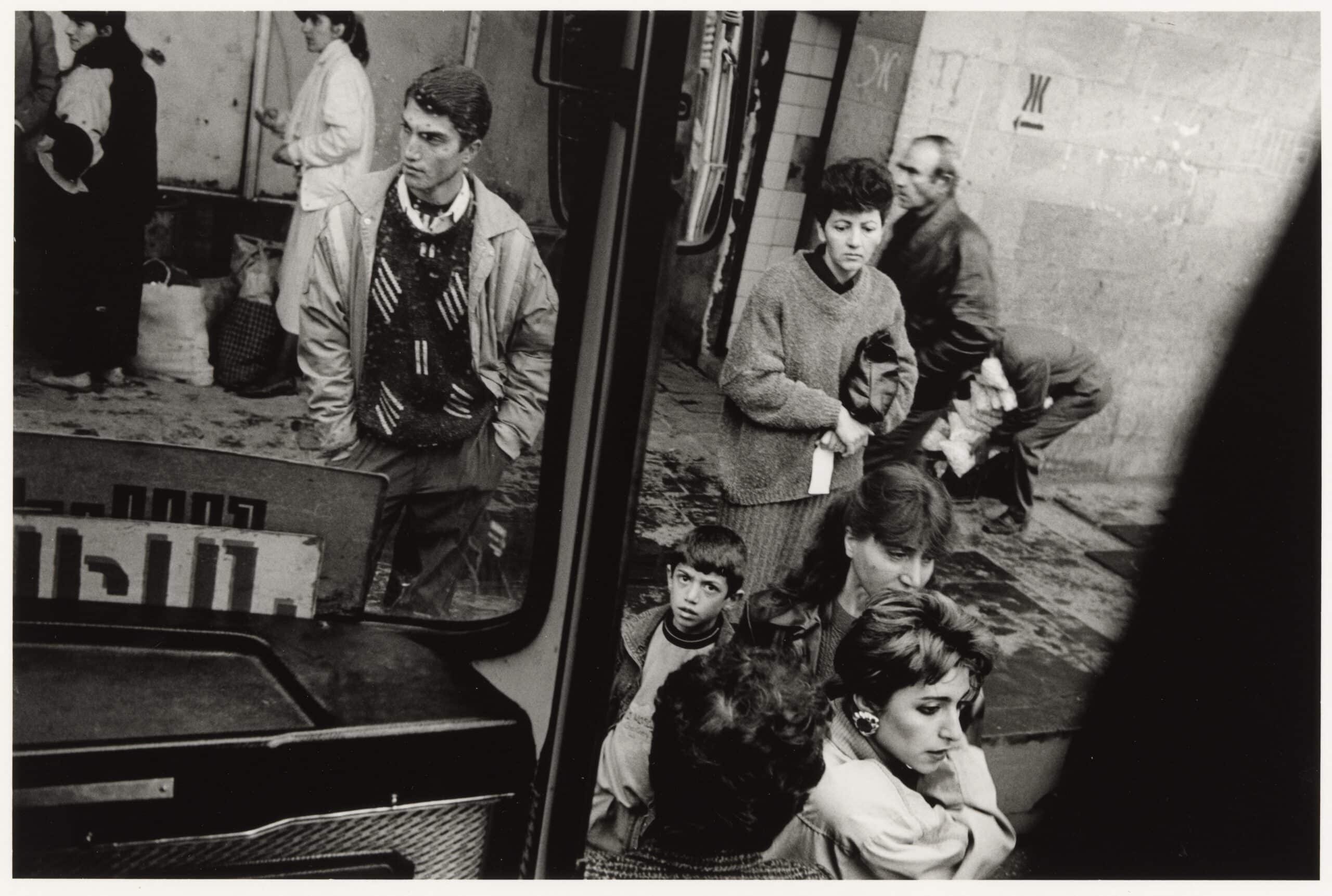 Réfugiés en transit dans une gare routière, Erevan, Arménie, 1994