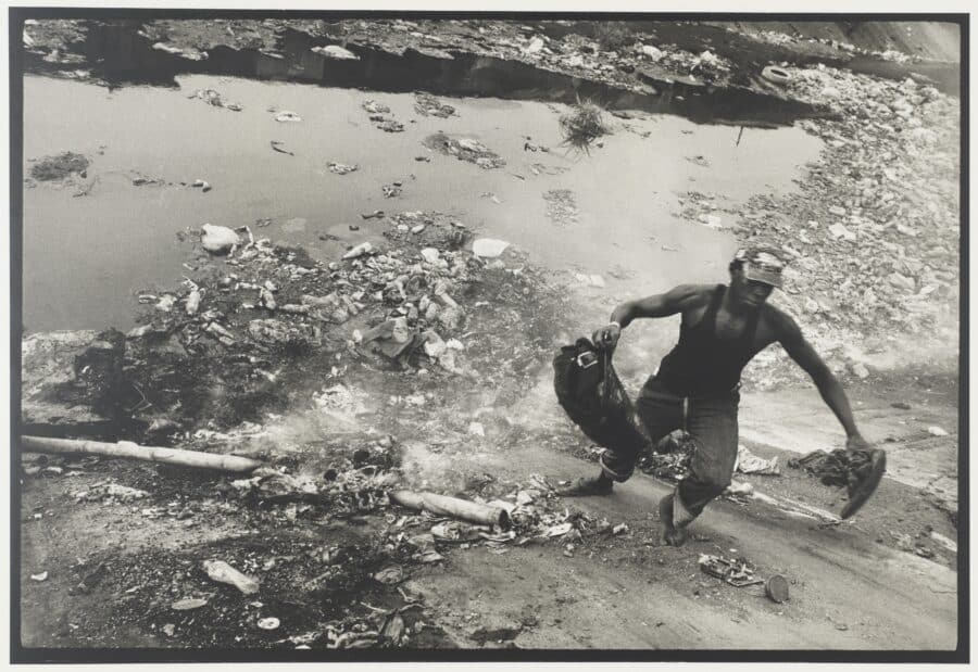Éboueur évacuant les déchets électroniques déversés dans le canal, Lagos, Nigeria. Reportage sur les déchets électroniques, 2012
