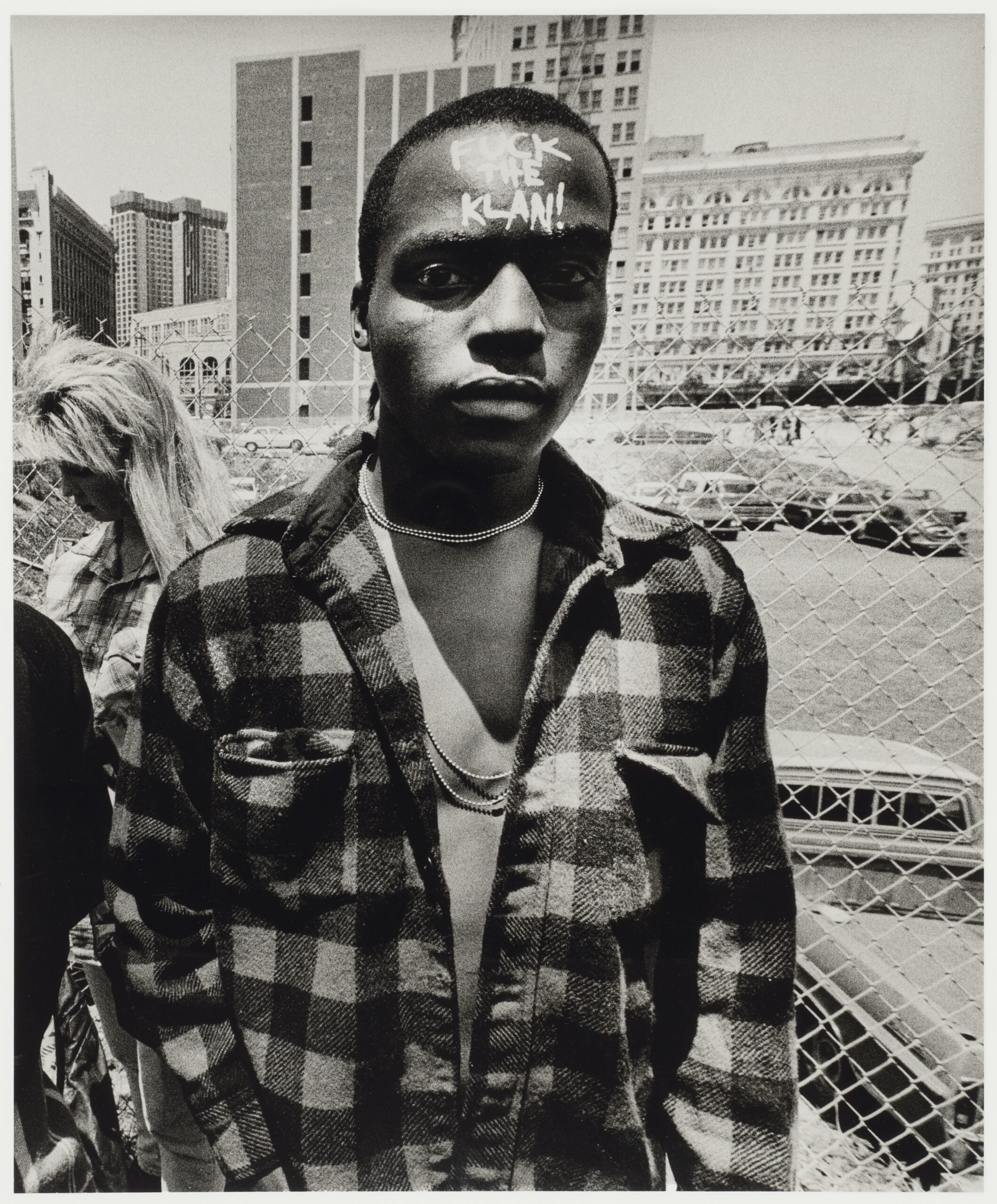 Jeune homme arborant le message «Fuck the Klan!», Californie, vers 1980-1987