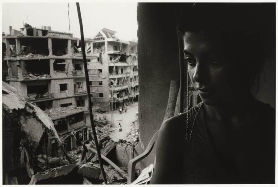 Femme dans les décombres de son appartement après les bombardements israéliens, Beyrouth, août 2006