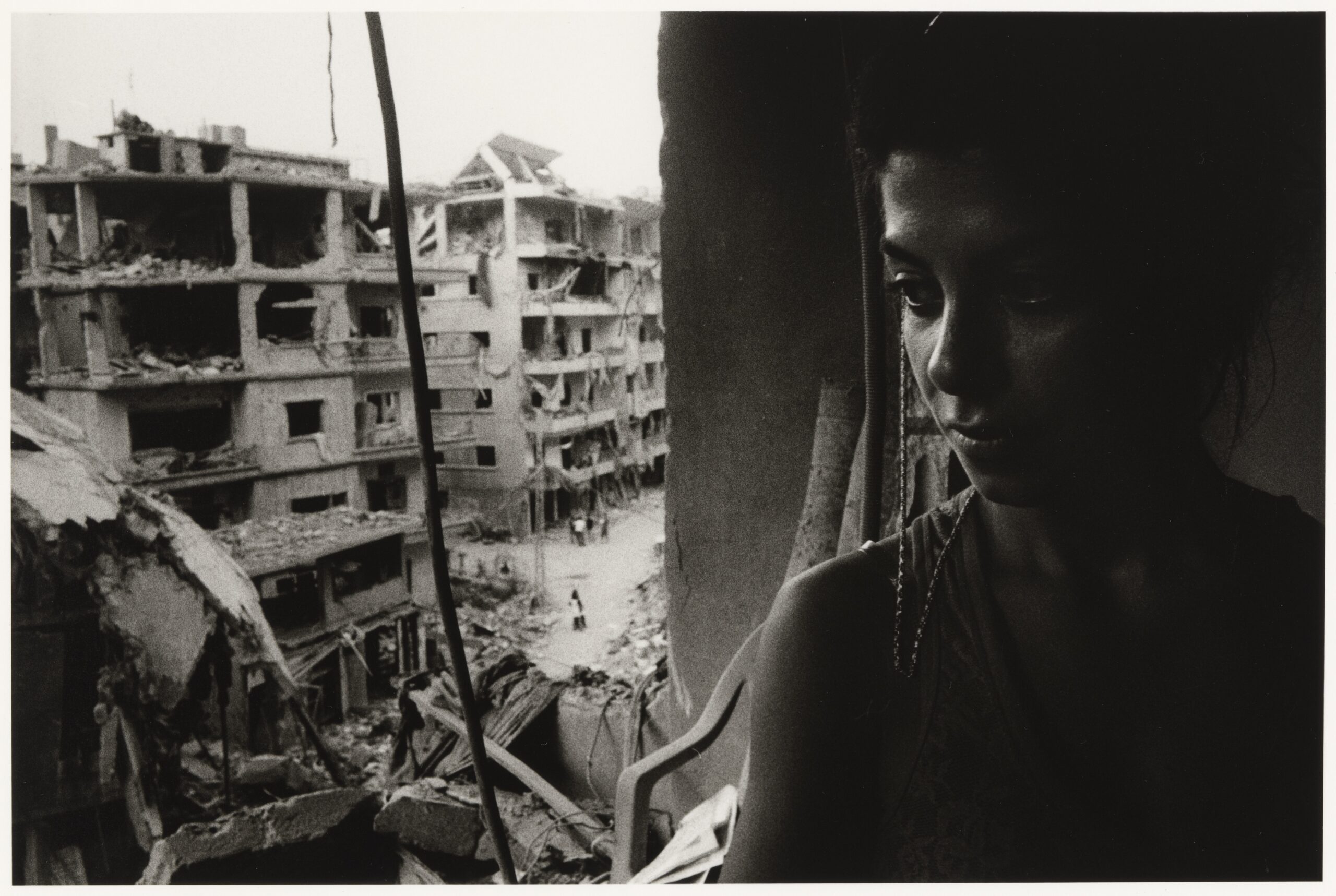 Femme dans les décombres de son appartement après les bombardements israéliens, Beyrouth, août 2006